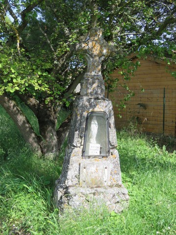 Cette potale dédiée à ND du rosaire est située route du Colombier, à droite