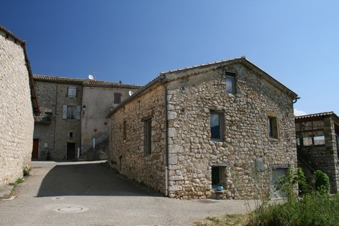 Cette bâtisse à l'entrée du village donne d'emblée le ton