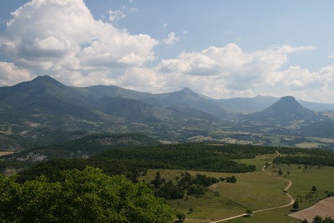 le Col des Pins au centre (1.325 m) et à droite la Montagne du Risou (1.182 m)