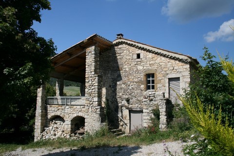 Nous y avons découvert plusieurs anciennes bâtisses pleines de charme