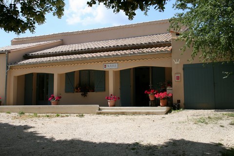 A droite en entrant au village, la mairie qui a beaucoup de charme