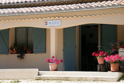 et magnifiquement fleurie