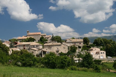 Coup d'oeil éloigné sur le village