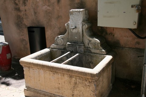 À gauche de l'église, cette charmante petite fontaine