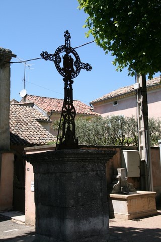 Egalement à gauche de l'église, cette croix de fer