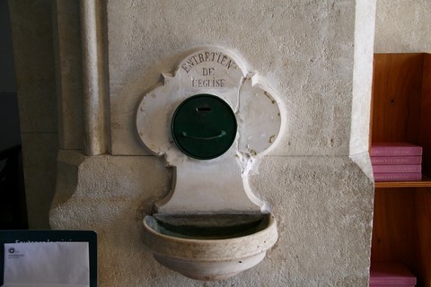 Double emploi, bénitier et tirelire