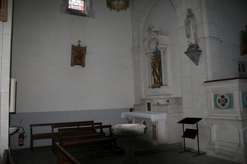 À l'intérieur de l'église