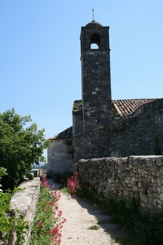Ce joli chemin nous mènera à la chapelle Saint-Félix datant du XIe siècle