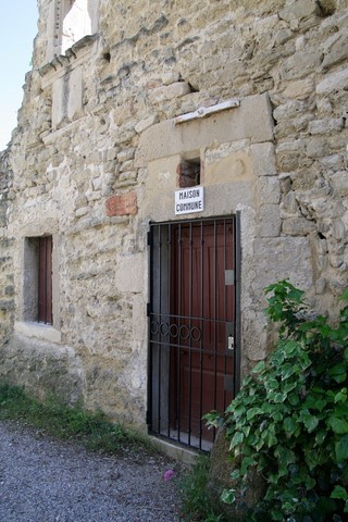 Passons devant l'ancienne maison commune