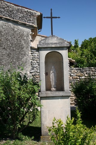 Cet oratoire se trouve au rond-point du chemin de Couriol