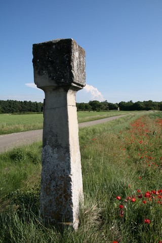 Au détour d'une route, cette borne ancienne