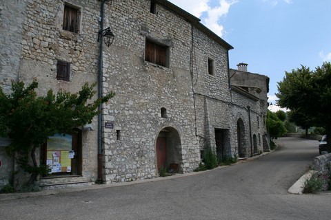 Belle propriété à la rue "sous les fenêtres"