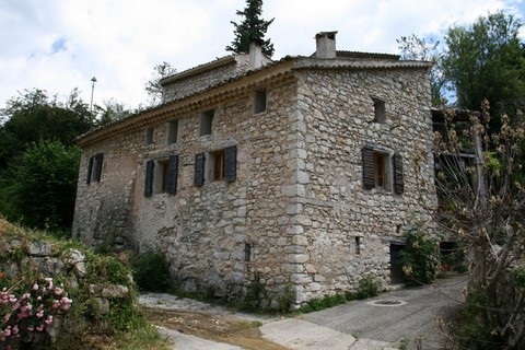 Maison de village un peu rustique en remontant de la fontaine