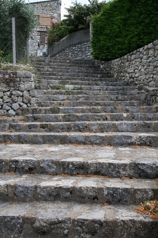Escaliers menant sur la place de l'église
