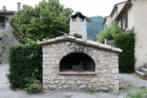 Four à pain reconstruit pierre par pierre, il était anciennement au rez-de-chaussée où se trouve actuellement la mairie