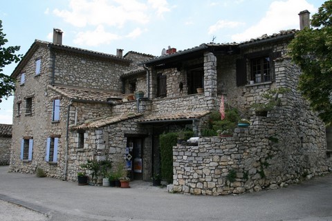 Peut-être une galerie d'exposition de photos située dans une maison du village