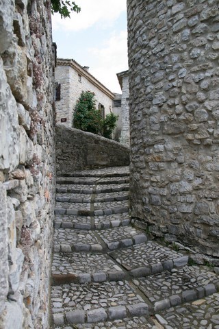 Calade  menant à l'église