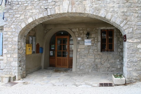 Mairie dissimulée derrière un soustet 