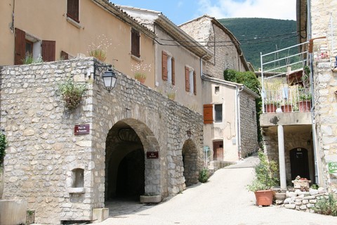 Petite fontaine moderne à côté de l'ancienne fontaine