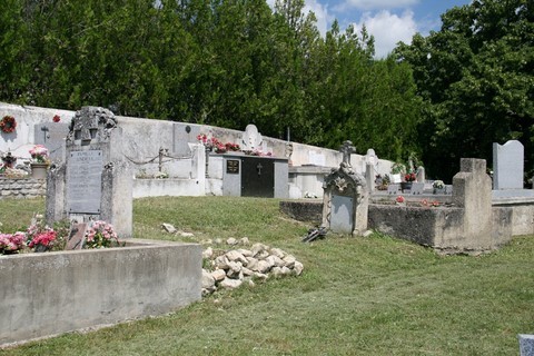 Vue sur le cimetière très bien entretenu