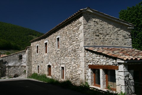 Bâtiment bien restauré à l'entrée de Montjoux
