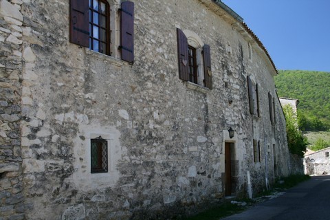 Dans le village de Montjoux