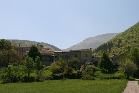 Vue partielle du village de Montjoux