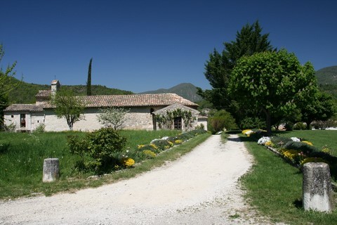 L'ensemble église, préau et sacristie ...
