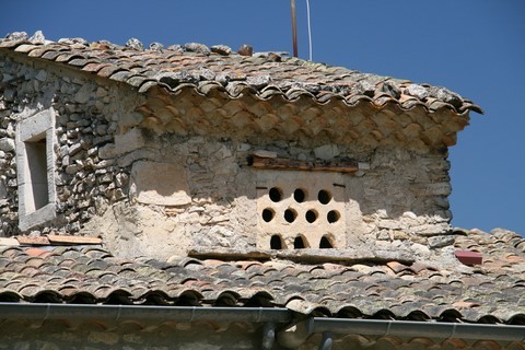 Un pigeonnier sur la façade de ce qui était la cure