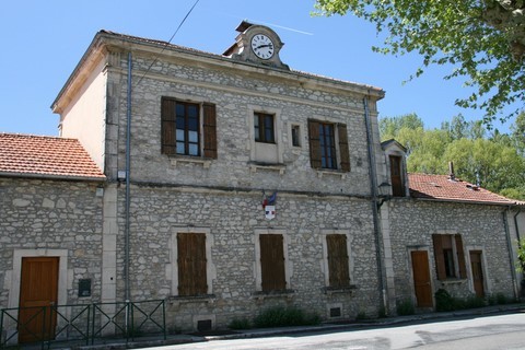 Voici l'école, anciennement mairie-école, construite en 1884
