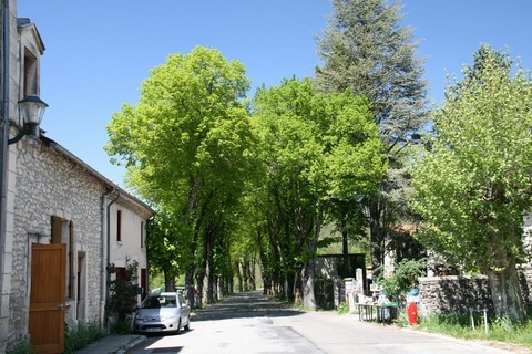 ... lorsqu'un peu plus loin le nouveau bâtiment Mairie-Salle des fêtes fut construit
