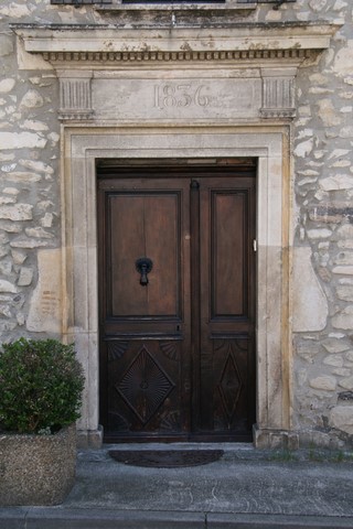 La porte de ce beau bâtiment avec une date de 1836