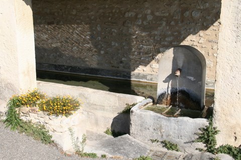 Lavoir et fontaine sur la placette du village