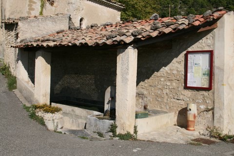 Bel ensemble lavoir et fontaine