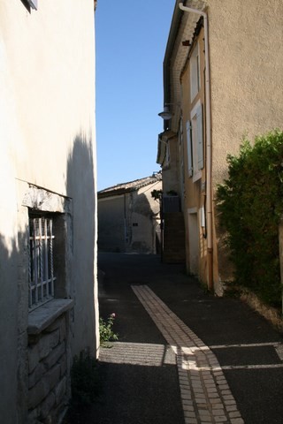 Jolie ruelle menant à la Place de l'église