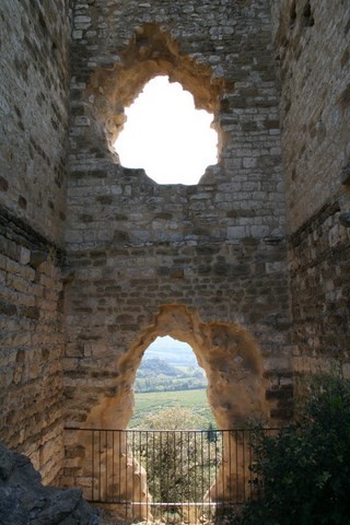 C'est tout ce qu'il reste du château, pourtant entièrement reconstruit au XIIe s.