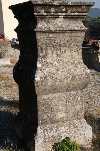 L'inscription sur le socle est difficilement lisible