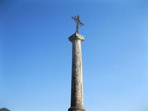 La partie supérieure présente de nombreuses fissures.