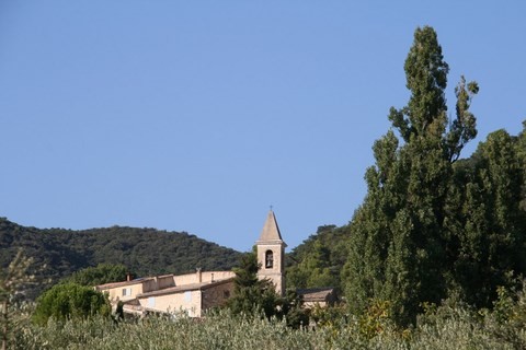 Le clocher de l'église vu du cimetière