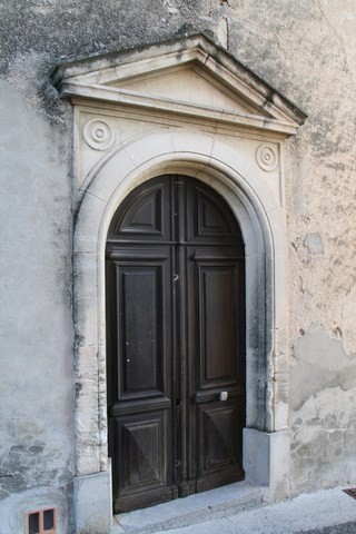 Le soleil a tourné, voici le porche de l'église sans la zone d'ombre
