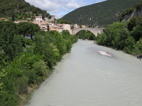 Le célébre pont roman et l'Eygues à Nyons Le pont roman et l'Eygues
