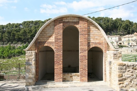 Le lavoir carrefour des rues Le Village-La Garenne-Notre Dame et La Combe