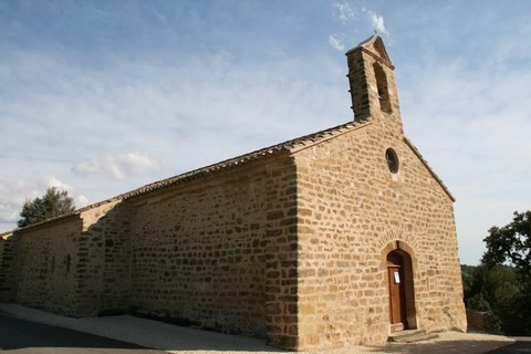 Jouxtant le cimetière, la Chapelle N-D de cadenet, d'art roman provençal