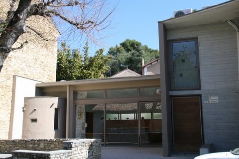 A l'entrée à droite après la boulangerie, voici le Centre Social et Culturel