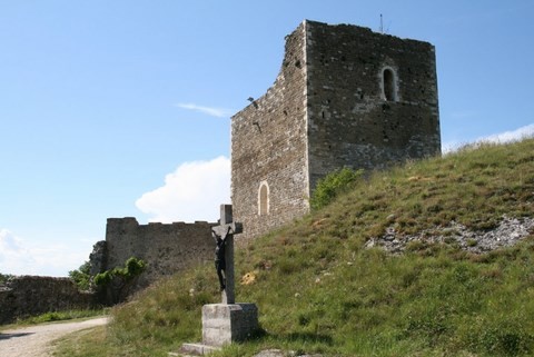Le donjon, haut de 18m, a été rénové
