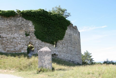 Les remparts entourrant le château