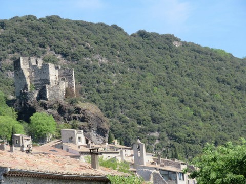 Vue sur l'église et le château depuis l'entrée du village