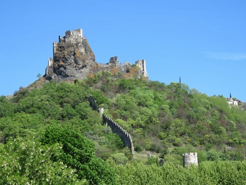 Depuis le cimetière, vue sur le château médiéval du XIIème siècle