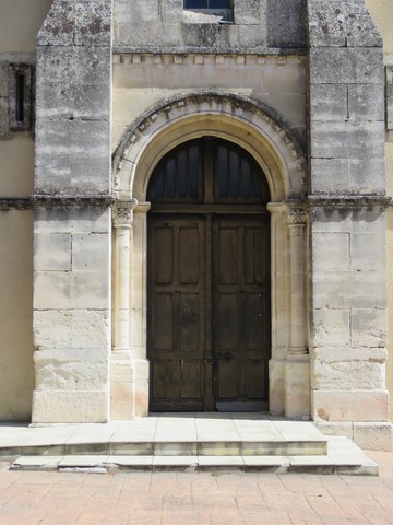 L'entrée de l'église est de style néo-roman