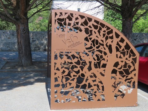 Abri vélos original sur le parking derrière l'église